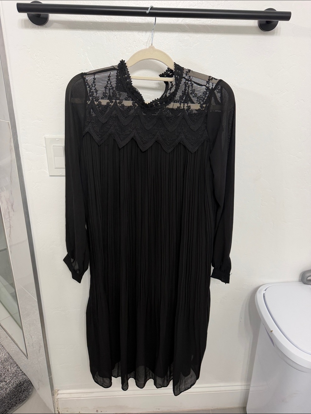 Black Lace Yoke Long-Sleeve Pleated Dress
